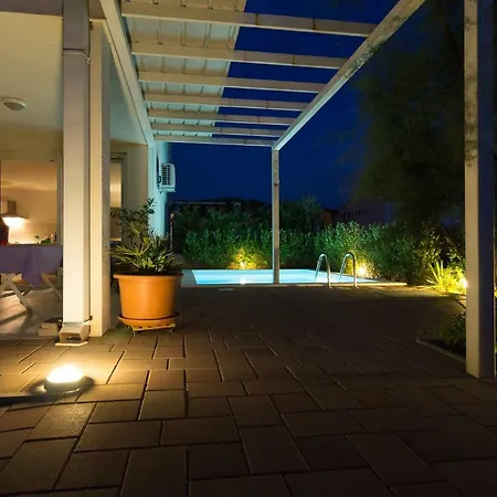 Samba With Private Pool Apartment Privlaka (Zadar)